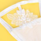 Darcey plus size csipkés, tollas fehérnemű szett harisnyatartóval (Fehér)